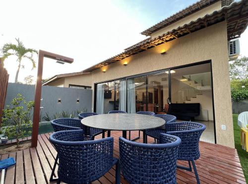 un patio con mesa y sillas en una terraza en Fontes da Pipa by Liiv Rooms, en Pipa
