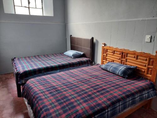 מיטה או מיטות בחדר ב-departamentos y habitaciones amueblados