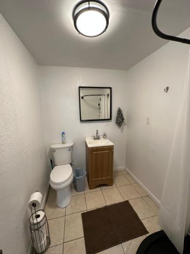 ein Bad mit einem WC und einem Waschbecken in der Unterkunft OQP Vacations Miami in Miami