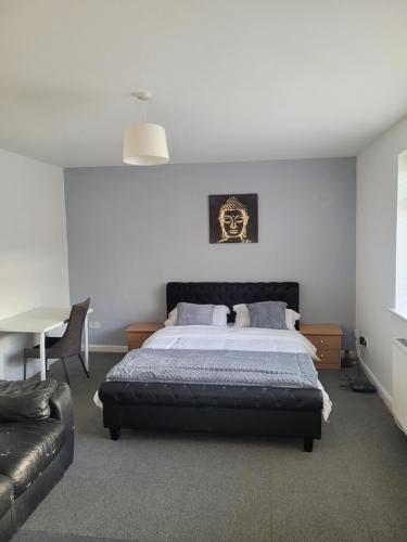 um quarto com uma cama grande e um sofá em No 5 Decent Homes ( Luxury Extra-large bedroom) em Ashton-under-Lyne