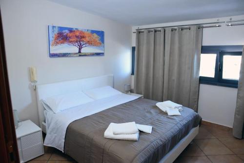 1 dormitorio con 1 cama con 2 toallas en Valentino Bed And Breakfast, en Capodrise