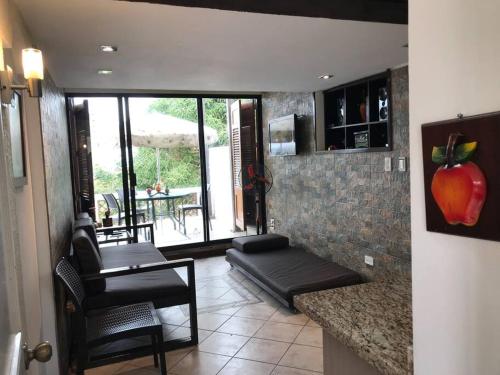 a living room with a couch and a table at Vacaciones Playa Club Casa Blanca Same Esmeraldas in Same