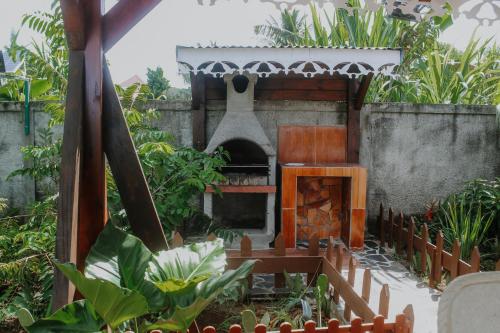 a model of a garden with a fireplace at Résidence Le Palmier Royal in Sainte-Rose