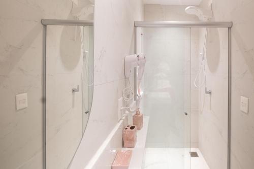 un bagno bianco con doccia e vasca di Pé na Vila a Porto De Galinhas