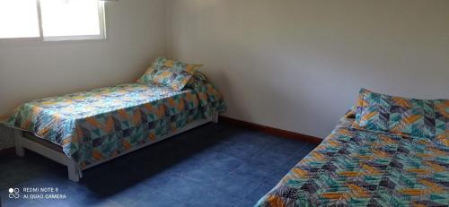 1 dormitorio con 1 cama, 1 cama y 1 silla en Chalet de 2 dorm- 1baño - Piscina en Valeria del Mar