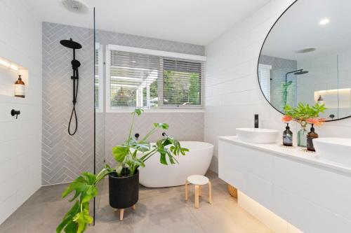 a bathroom with two sinks and a large mirror at Allambea Mount Eliza in Mount Eliza
