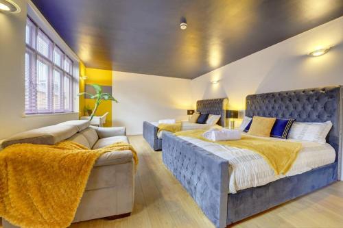 a bedroom with two beds and a couch in it at City Centre, 2 Bedroom, Secured Parking, 3 King Bed, WiFi Sleep 6 Guest Comfortable on Three King Size Beds, Jewellery Quarter , Birmingham City Centre , Allocated Secured Parking in Birmingham