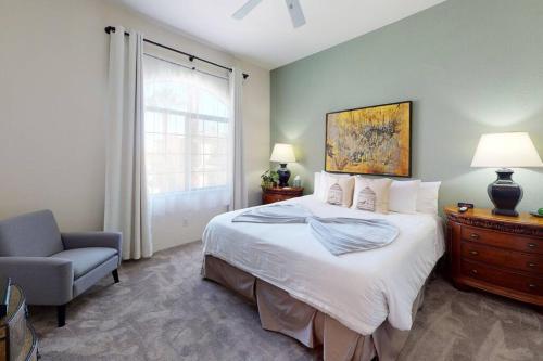 um quarto com uma cama, uma cadeira e uma janela em CLR109 Charming 1 Bedroom Overlooking the Pool em La Quinta