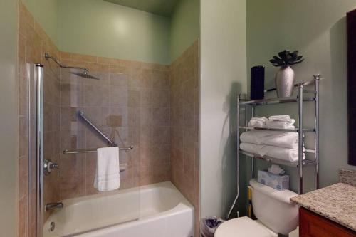 uma casa de banho com um chuveiro, uma banheira e um WC. em CLR109 Charming 1 Bedroom Overlooking the Pool em La Quinta