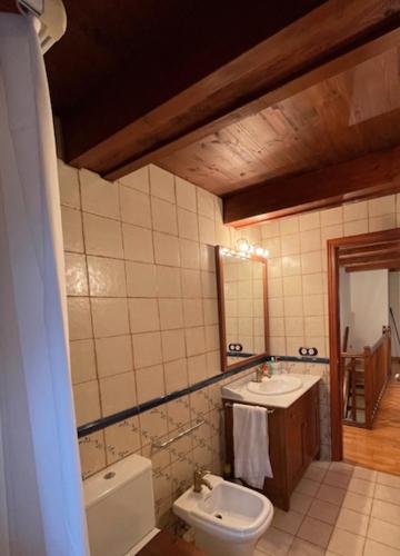 a bathroom with a toilet and a sink at CHECK-IN CASAS Casa Plaza Mayor in Villanova