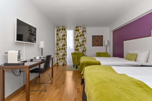Habitación de hotel con 2 camas y escritorio en Best Western Royal Star, en Estocolmo