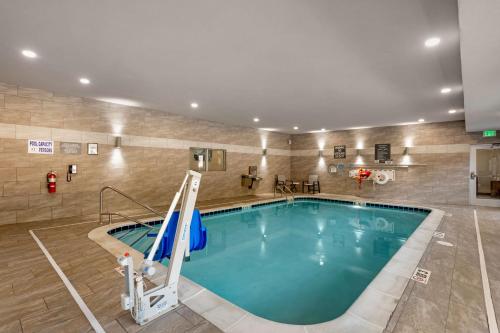 a pool in a hotel room with a swimming pool at Best Western Plus Executive Residency Antioch Inn in Antioch