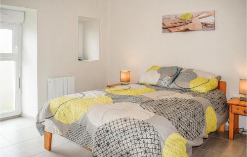 - une chambre dotée d'un lit avec des couvertures jaunes et grises dans l'établissement 2 Bedroom Beautiful Home In Penvenan, à Penvénan