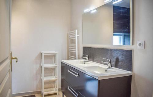 ein Bad mit einem Waschbecken und einem Spiegel in der Unterkunft 2 Bedroom Beautiful Home In Penvenan in Penvénan