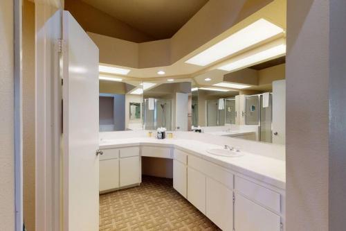 a large bathroom with two sinks and a large mirror at DF202 Airy 2 Bedroom Condo Overlooking the Pool in Palm Desert