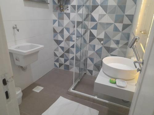 a bathroom with a toilet and a sink at Quadra Praia, Posto 4, Split, smarttv Cabo, wifi , 35m2 in Rio de Janeiro
