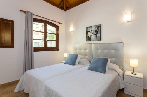 Postel nebo postele na pokoji v ubytování Villa Helen - Heated Pool Wifi SmartTV Barbecue