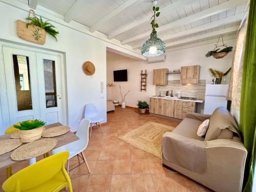 a living room with a couch and a table and a kitchen at da Mumminedda in Cinisi