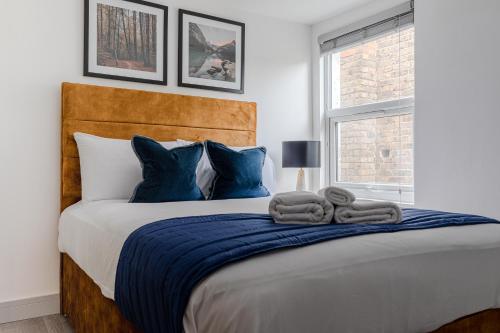 Llit o llits en una habitació de Welcoming 2 Bedroom Apartment in Greater London