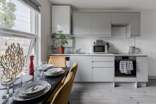 Cuina o zona de cuina de Welcoming 2 Bedroom Apartment in Greater London