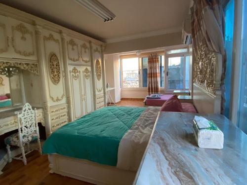 Un dormitorio con una cama grande y una ventana en شقه مطله علي قناة السويس والبحر فيو رائع 702 بورسعيد, en Puerto Saíd