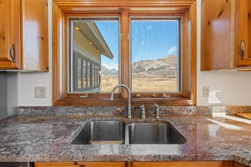 eine Küche mit einem Waschbecken und einem Fenster in der Unterkunft Hesperus Hideaway in Hesperus