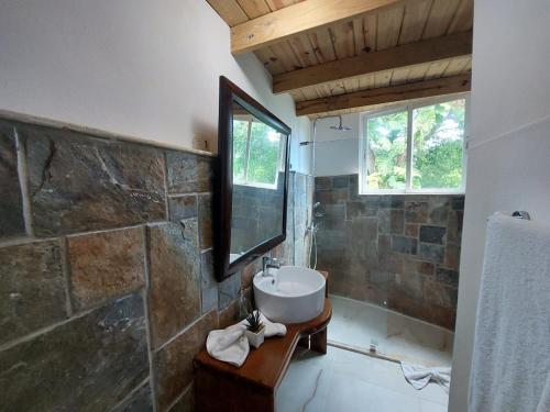 La salle de bains est pourvue d'un lavabo et d'un miroir. dans l'établissement RESIDENCIAL SERENITY BEACH, à Las Terrenas