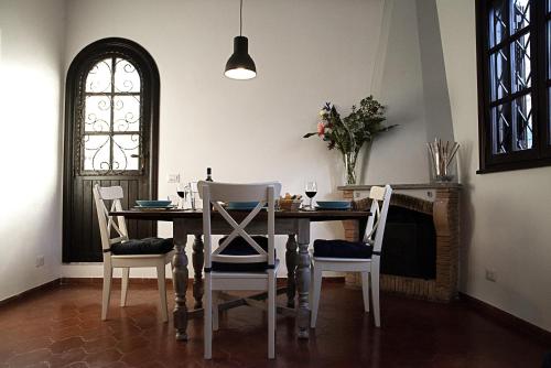d'une salle à manger avec une table, des chaises et une fenêtre. dans l'établissement Borgo Pio Holiday, à Rome
