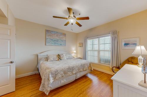 een slaapkamer met een bed en een plafondventilator bij Hatteras Hospitality 806 #101DS-H in Hatteras