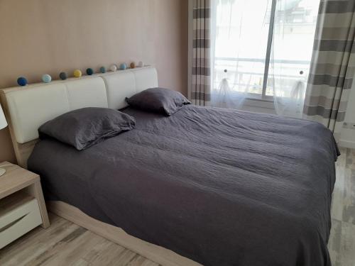une chambre avec un grand lit avec deux oreillers dans l'établissement Arcachon Centre - T2 avec Parking Privé - Ménage Inclus - FR-1-319-463, à Arcachon