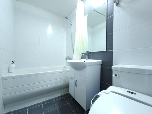 Un baño de OYO Rooftop Hostel