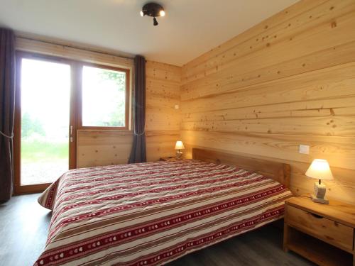 Katil atau katil-katil dalam bilik di Appartement spacieux pour 8 personnes à Val Cenis Lanslevillard, proche des pistes et commodités - FR-1-508-38