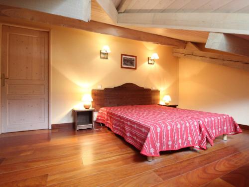 1 dormitorio con 1 cama roja y 2 lámparas en Appartement Lanslebourg-Mont-Cenis, 4 pièces, 10 personnes - FR-1-508-43 en Lanslebourg-Mont-Cenis