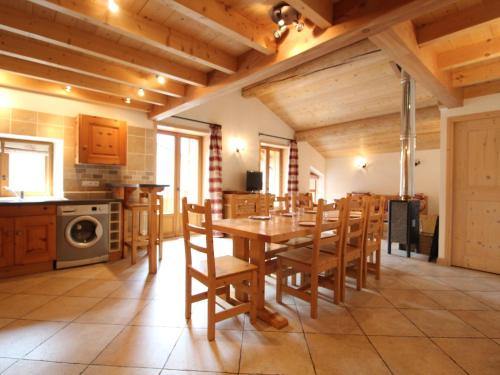une cuisine avec une table et des chaises de salle à manger en bois dans l'établissement Appartement Duplex pour 10 Personnes au Coeur de Val Cenis Lanslebourg - FR-1-508-48, à Lanslebourg-Mont-Cenis