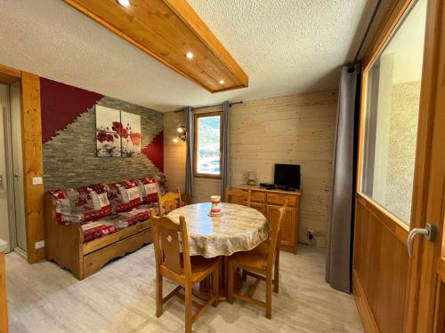 une salle à manger avec une table et des chaises dans une pièce dans l'établissement Appartement rénové 4 pers, terrasse, au pied des pistes à Val-Cenis - FR-1-508-178, à Lanslevillard