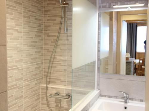 une salle de bain avec douche et lavabo dans l'établissement Appartement rénové 4 pers, terrasse, au pied des pistes à Val-Cenis - FR-1-508-178, à Lanslevillard