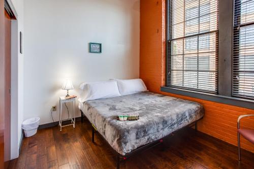 um quarto com uma cama num quarto em NY Style Centric Loft with King Bed by Park ave em Rochester