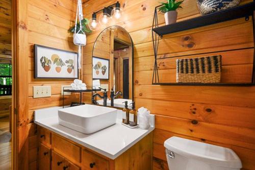 Phòng tắm tại Peaceful nature getaway- with HOT TUB & fire pit