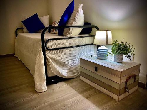 1 dormitorio con 1 cama y 1 mesa con lámpara en Casa de Praia en Almagreira