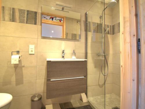 une salle de bain avec une douche, un lavabo et des toilettes dans l'établissement Charmant studio pour 4 pers., 43m² au RDC d'un chalet à Morzine, proche pistes avec navette gratuite - FR-1-524-112, à Morzine
