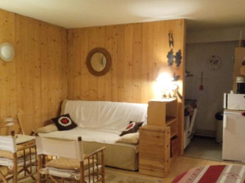 - un salon avec un canapé blanc et des murs en bois dans l'établissement Appartement cosy 2P 40m² - 6 pers - Pied des pistes avec balcons et toutes commodités - FR-1-689-113, à Villard-de-Lans