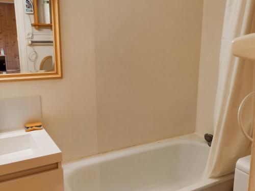 une salle de bain avec une baignoire blanche et un lavabo dans l'établissement Appartement cosy 2P 40m² - 6 pers - Pied des pistes avec balcons et toutes commodités - FR-1-689-113, à Villard-de-Lans
