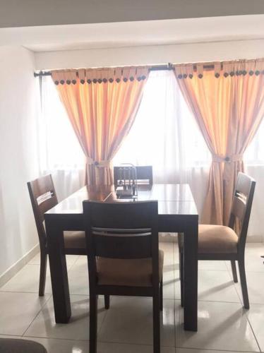 comedor con mesa, sillas y ventana en Apartamento Manizales, excelente ubicación sector estadio, en Manizales