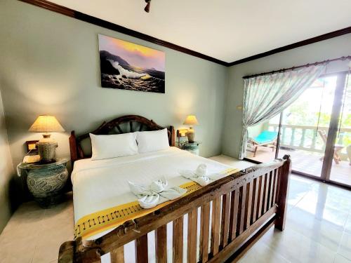 Postel nebo postele na pokoji v ubytování Kata Garden Resort SHA Extra Plus
