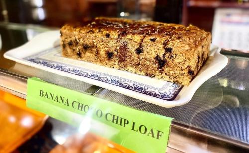 ein Stück Kuchen auf einem Teller in einem Schaufenster in der Unterkunft Lama Hotel - Cafe De Himalaya in Lukla