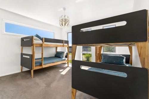1 dormitorio con 2 literas y sofá en Seacrest Haven, en Cowes
