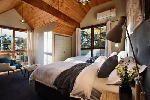 Posteľ alebo postele v izbe v ubytovaní Cedar and Stone - Daylesford Region