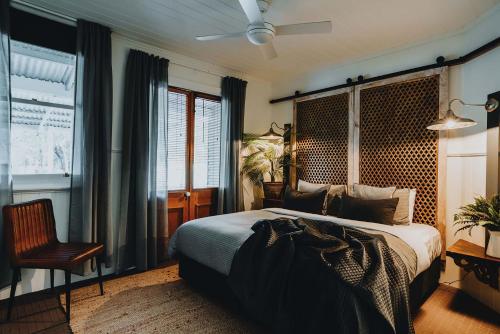 Korweinguboora的住宿－The Gums - Daylesford Region，一间卧室配有一张床和吊扇