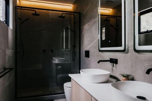 a bathroom with two sinks and a shower at The Deck - Hepburn Springs Daylesford in Hepburn
