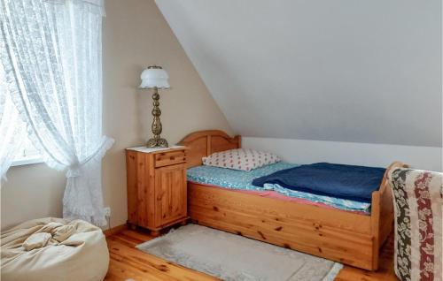 Habitación pequeña con cama y ventana en 2 Bedroom Beautiful Home In Dominikowo, en Dominikowo